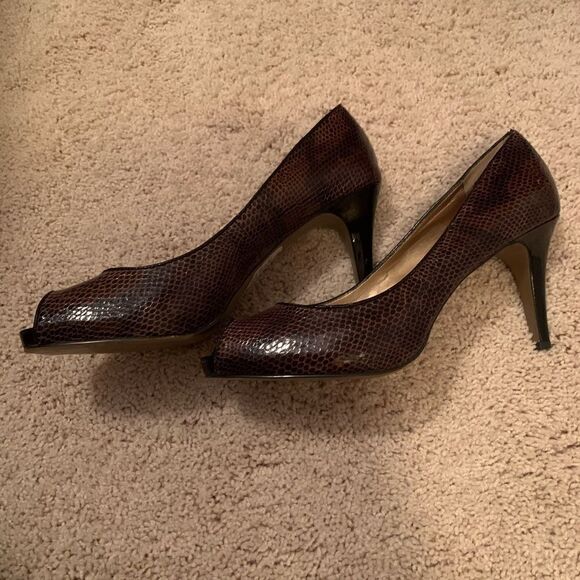 Well worn Tahari brown heels project shoes size 8.5 - Picture 4 of 8